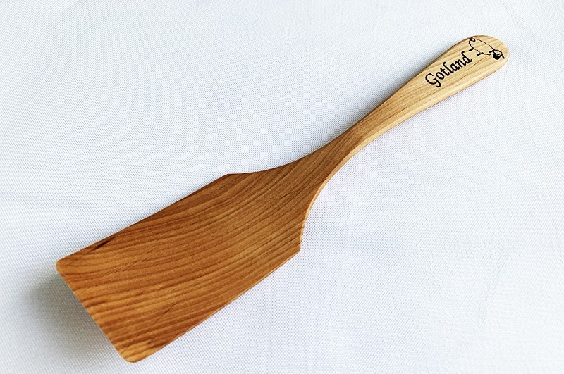 Frying pan spatula with laser cut image Gotland