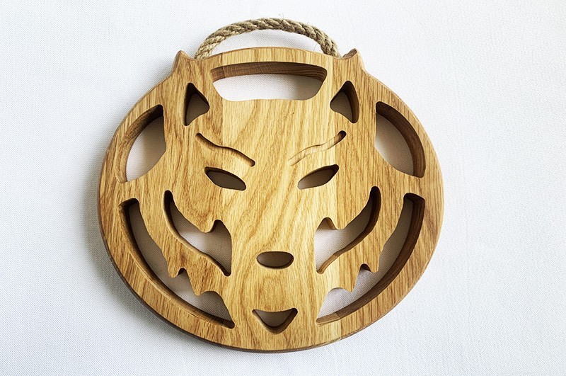 Oak trivet with a wolf
